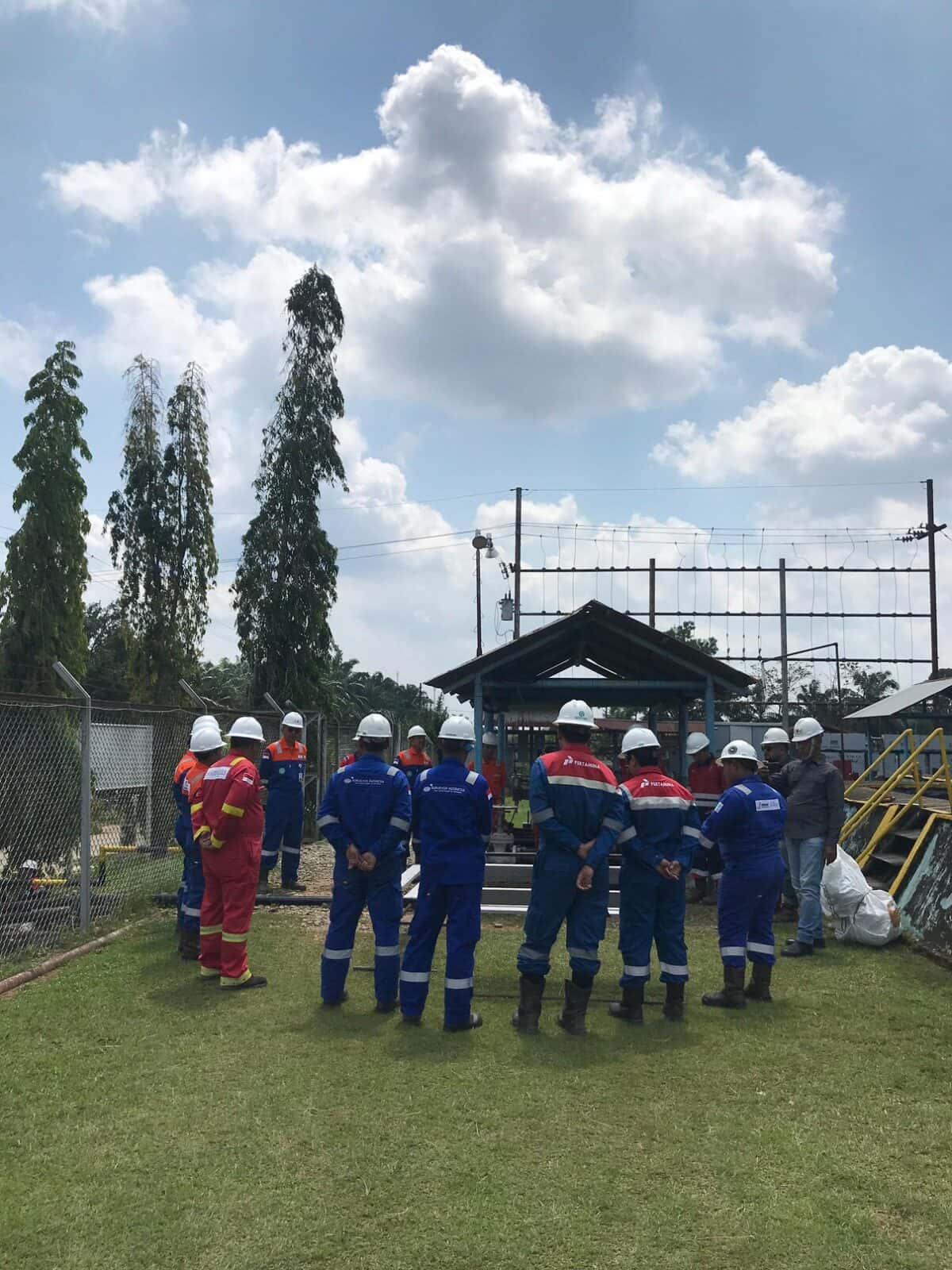 Pengarahan pagi tim CIK CORP sebelum pekerjaan dimulai di wilayah operasi mitra